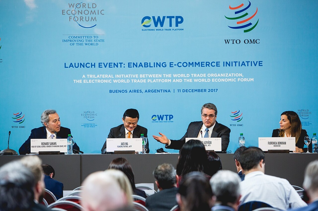 Een stijlvolle foto van een kind in merkkleding, die de nichemarkt van premium kindermode vertegenwoordigt.